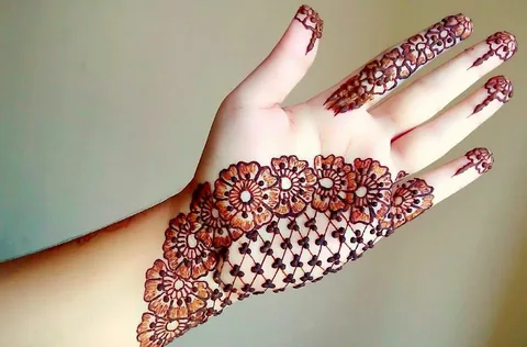 front hand mehndi design